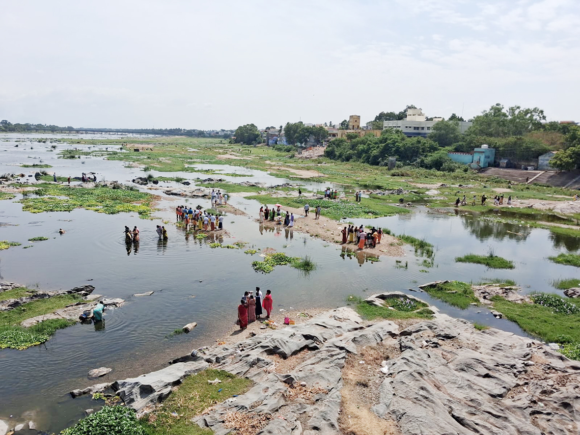 ஆடிப்பெருக்கிலும் பாறைகளாக காட்சியளிக்கும் காவிரி