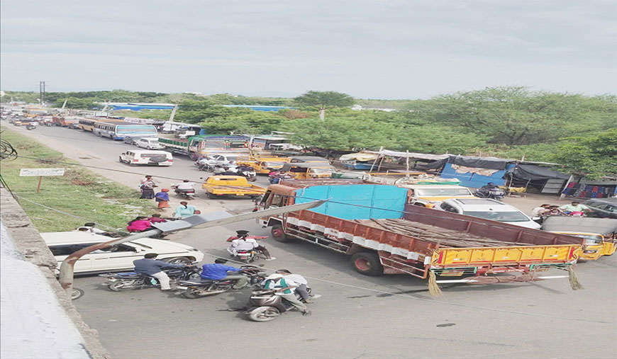 கடும் போக்குவரத்து நெரிசலால் மக்கள் அவதி கண்டு கொள்ளாத காவல்துறை