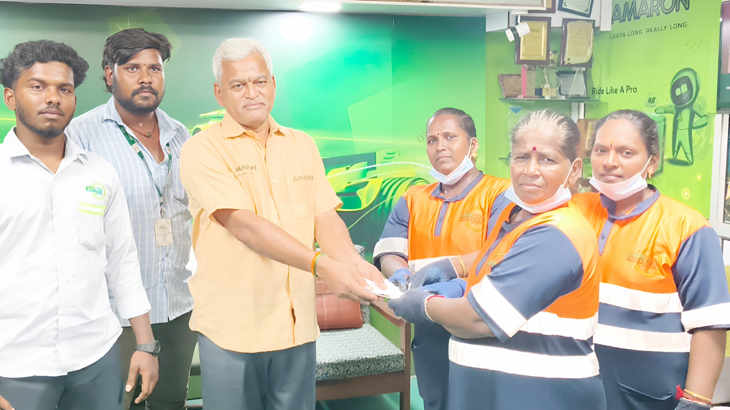 சாலையில் கிடந்த ரூ.19,000 பணம்: உரியவரிடம் ஒப்படைத்து தூய்மைப் பணியாளர் நேர்மை!