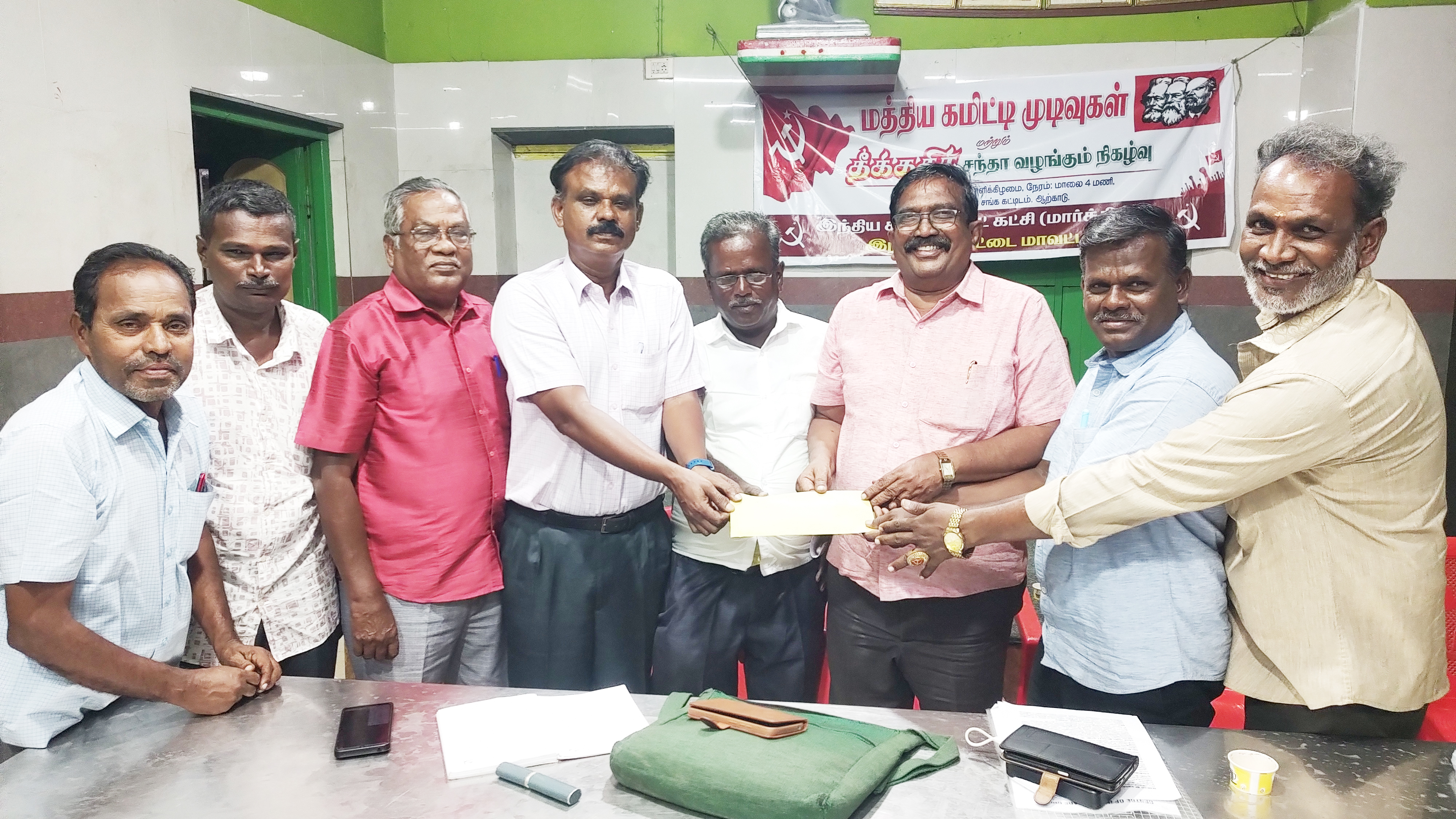 ராணிப்பேட்டை மாவட்டக் குழு சார்பில் ‘தீக்கதிர்’ நாளிதழுக்கு 70 சந்தாக்கள் ஒப்படைப்பு!