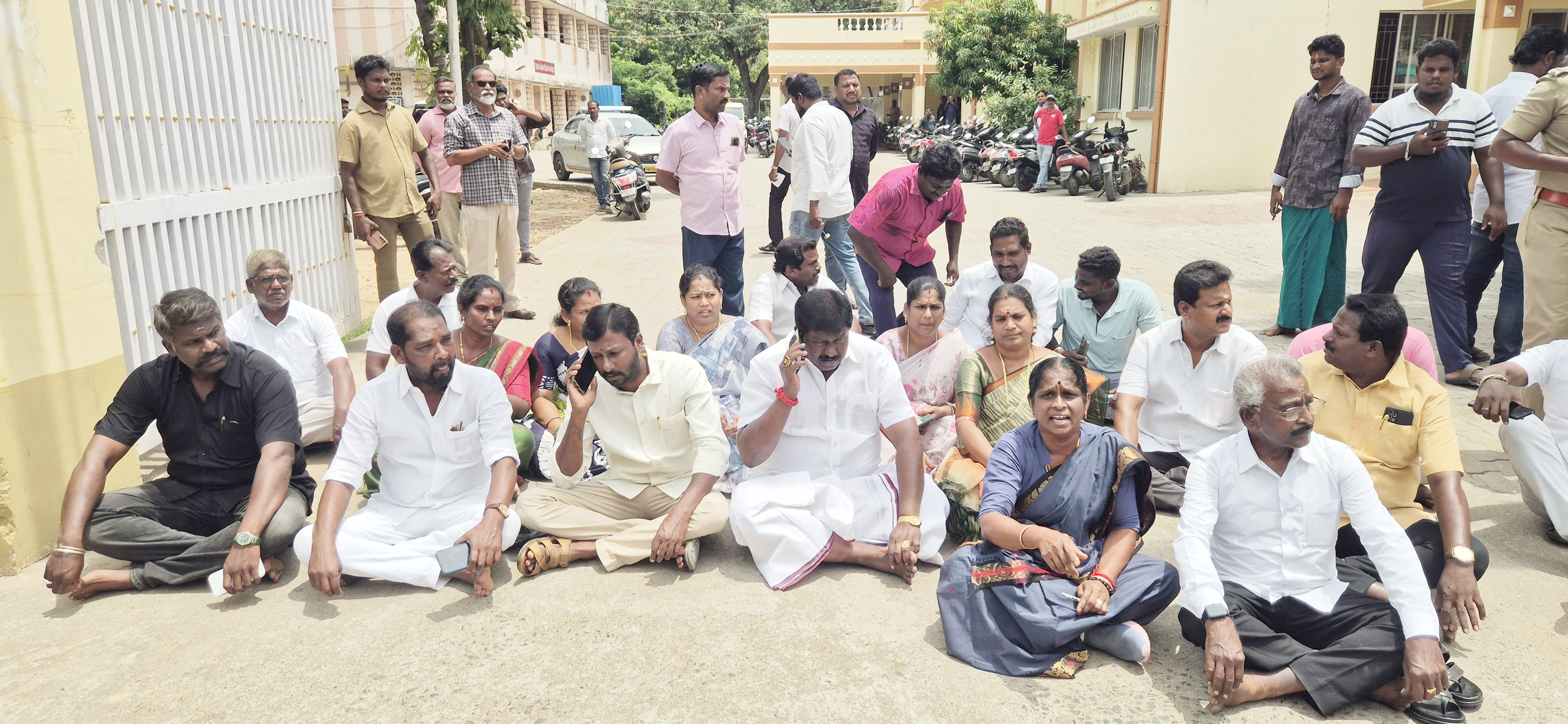 கடலூர் மாநகராட்சி ஆணையரை கண்டித்து மேயர் தலைமையில் கவுன்சிலர்கள் போராட்டம்