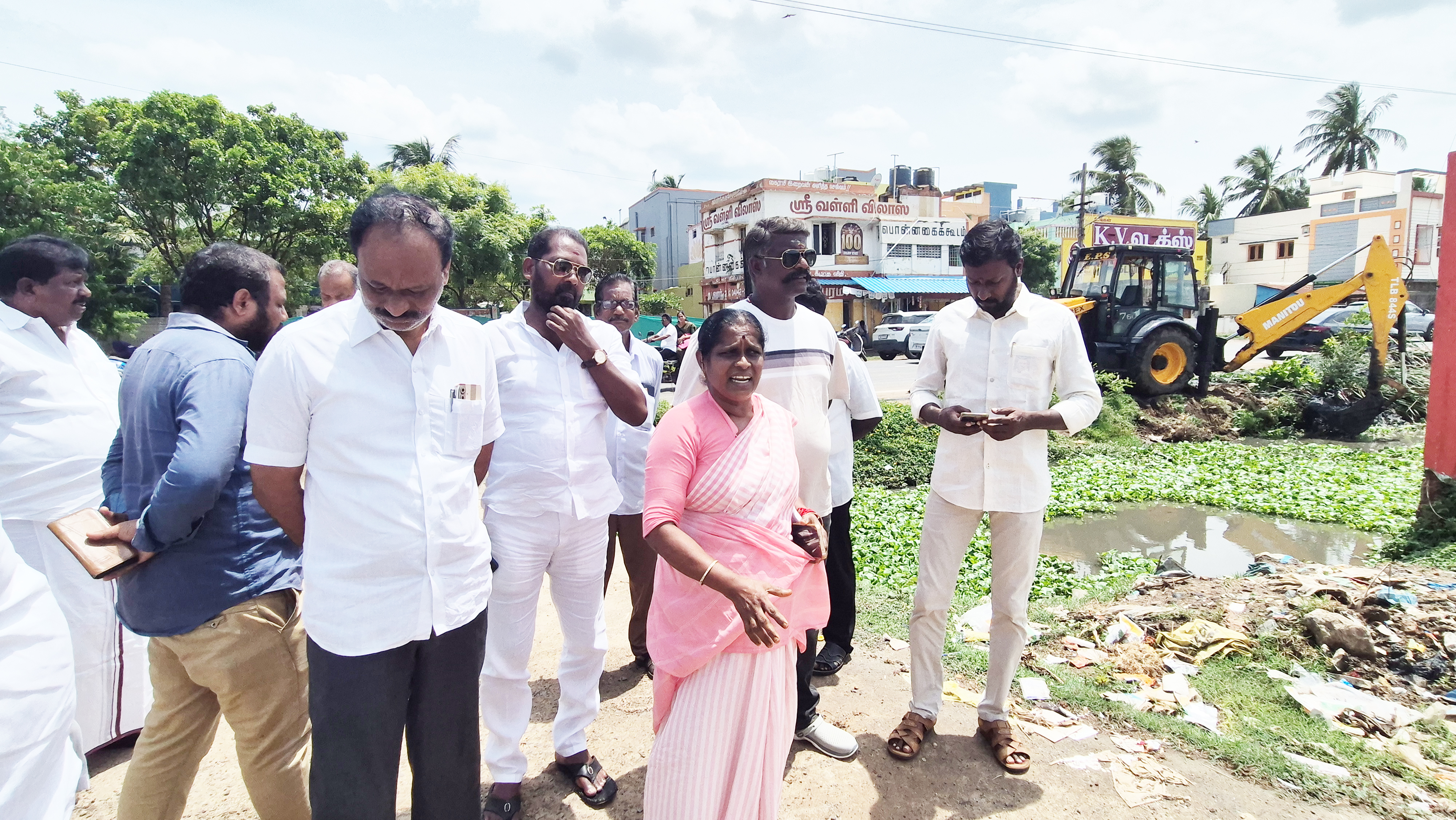 கண்காணிப்பு இல்லாமல் நடைபெறும்வடிகால் தூர்வாரும் பணியை நிறுத்திய மேயர்