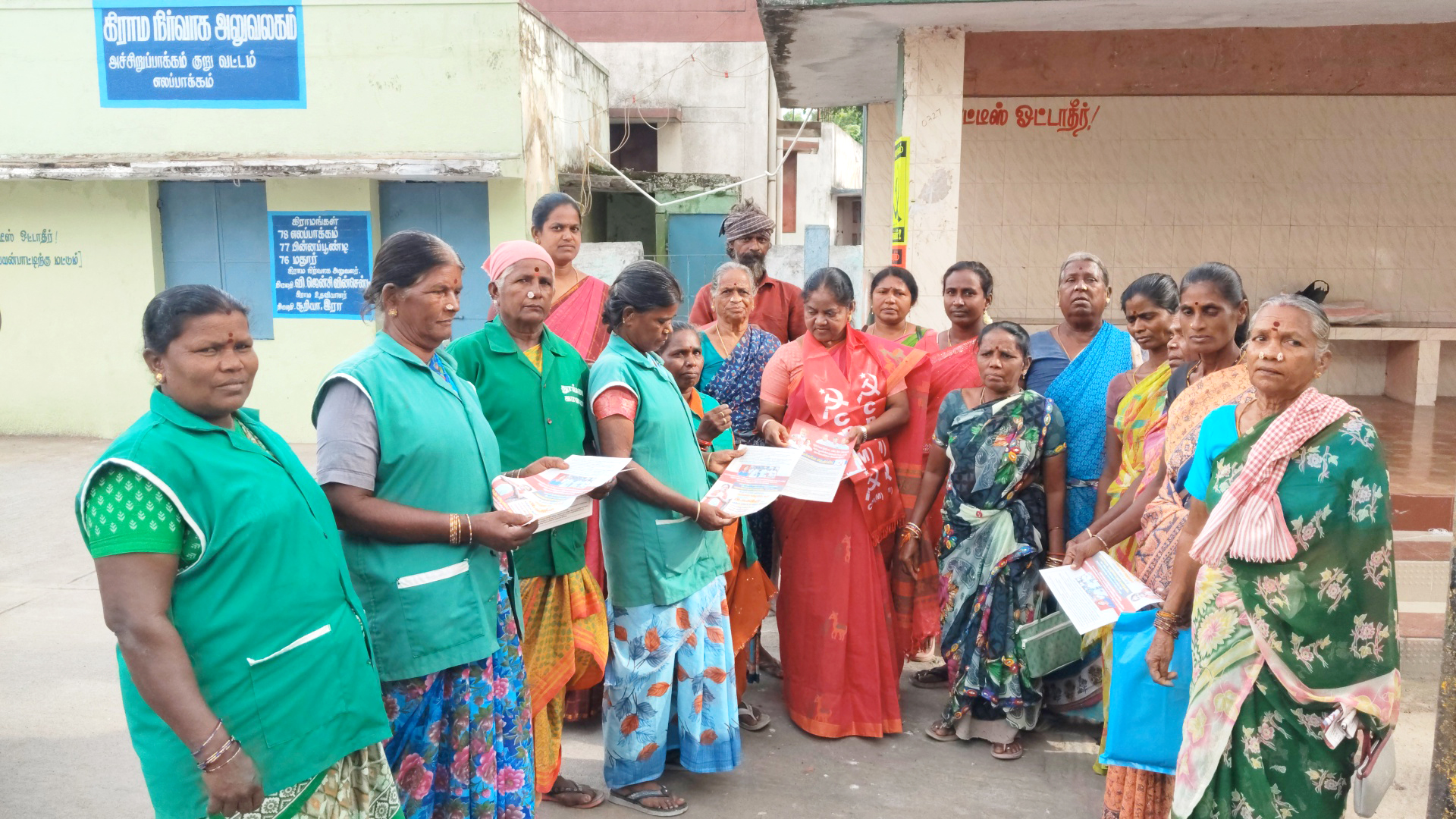அச்சிறுப்பாக்கத்தில் தூய்மை பணியாளர்களிடம் வாக்கு சேகரிப்பு