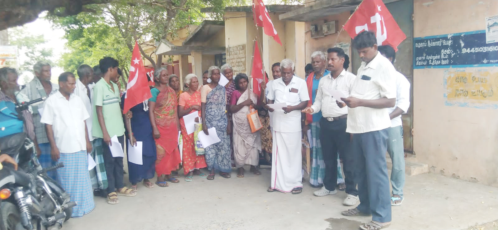 அடிப்படை வசதிகளை நிறைவேற்ற சிபிஎம் ஆர்ப்பாட்டம்