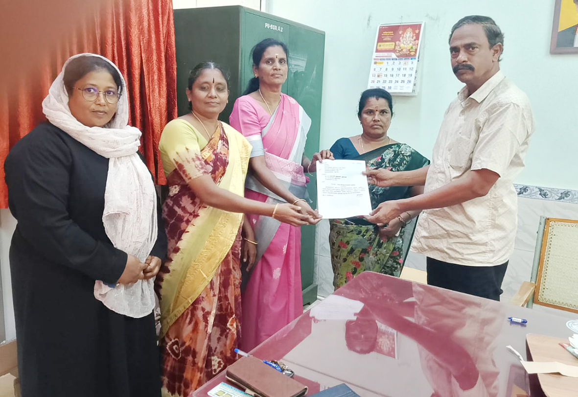 தெருவிளக்கு வசதி செய்து  தரக்கோரி மாதர் சங்கத்தினர் மனு
