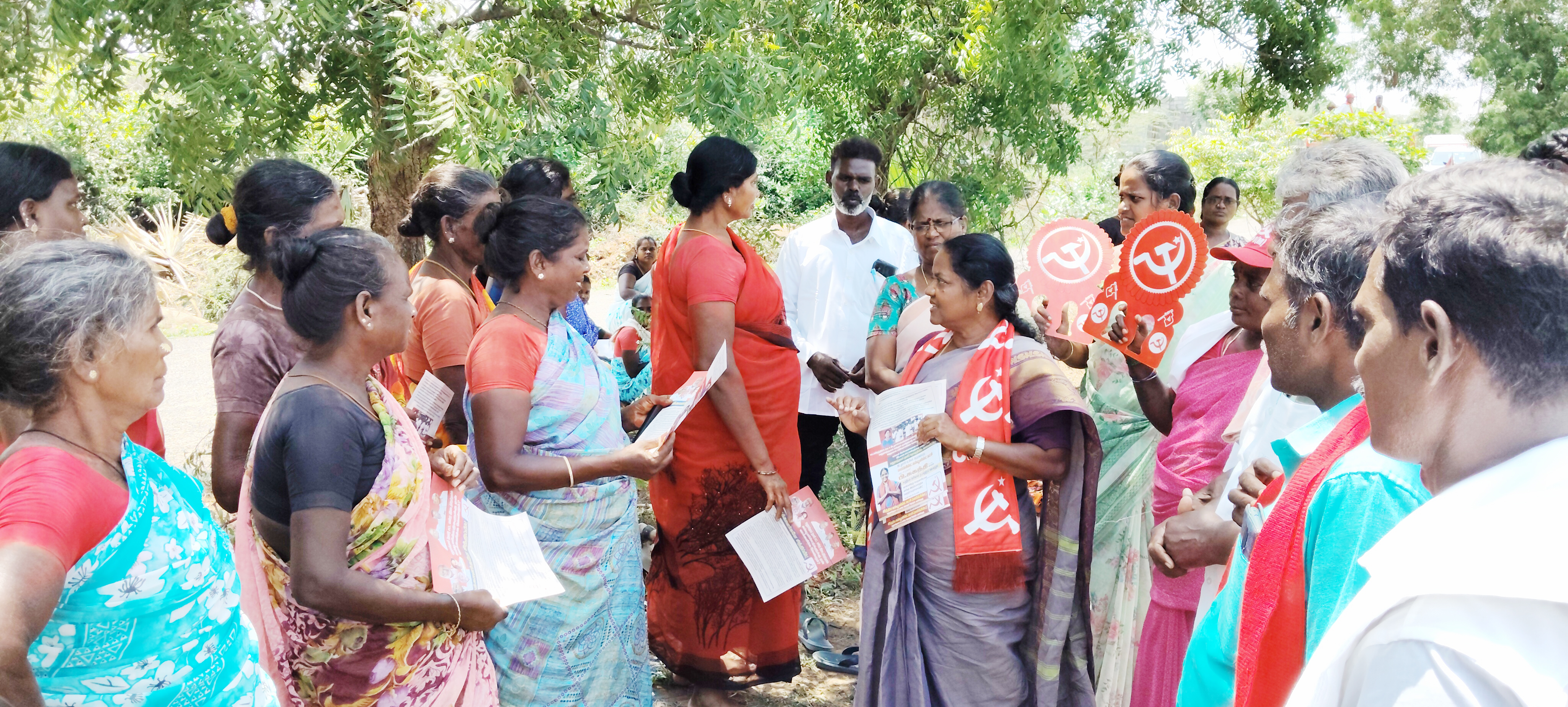 வாழ்வாதாரத்தை இழக்கும் முதியவர்கள் சிபிஎம் வேட்பாளர் பா.சுகந்தி வாக்கு சேகரிப்பின் போது கிராம மக்கள் வேதனை