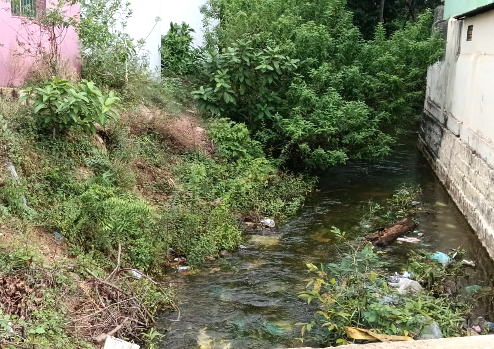 கும்பகோணம் - தஞ்சாவூர் மெயின் சாலையில், அய்யம்பேட்டை அருகே சரபோஜி ராஜபுரம் மெயின்