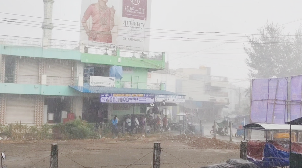 கனமழை: சாலைகளில் பெருக்கெடுத்து ஓடிய மழைநீர்