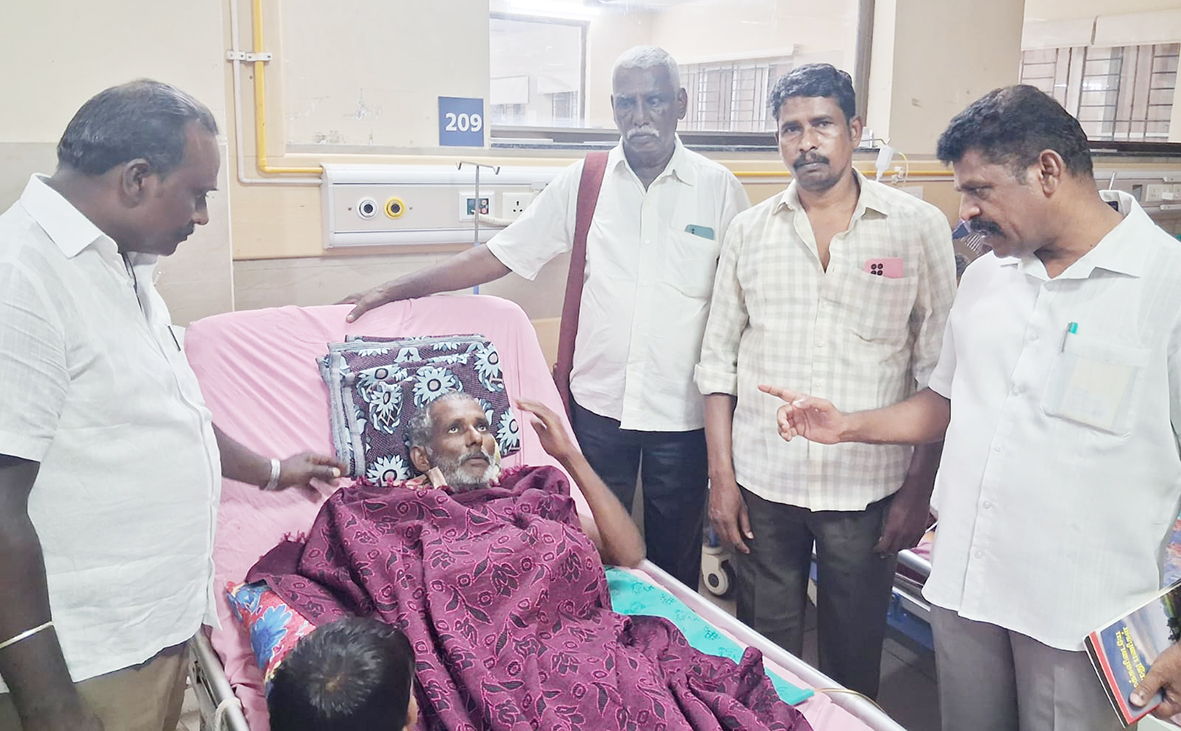 சாதிய தாக்குதலில் காயமடைந்த முருகனுக்கு தீஒமு நிர்வாகிகள் நேரில் சந்தித்து ஆறுதல்