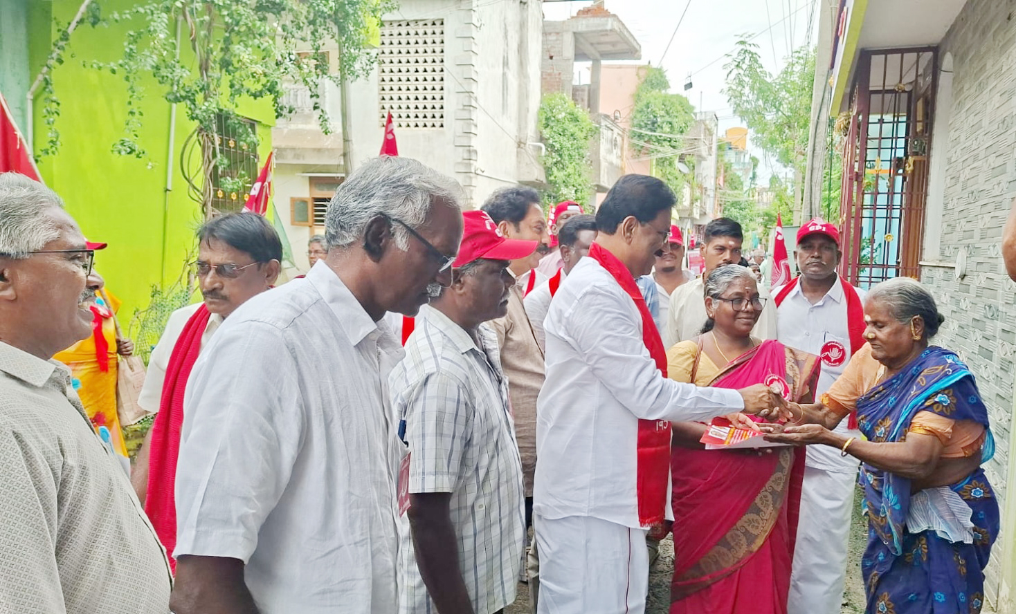 தட்டாஞ்சாவடி இந்திய கம்யூ. வேட்பாளர் வீடு வீடாக பிரச்சாரம்