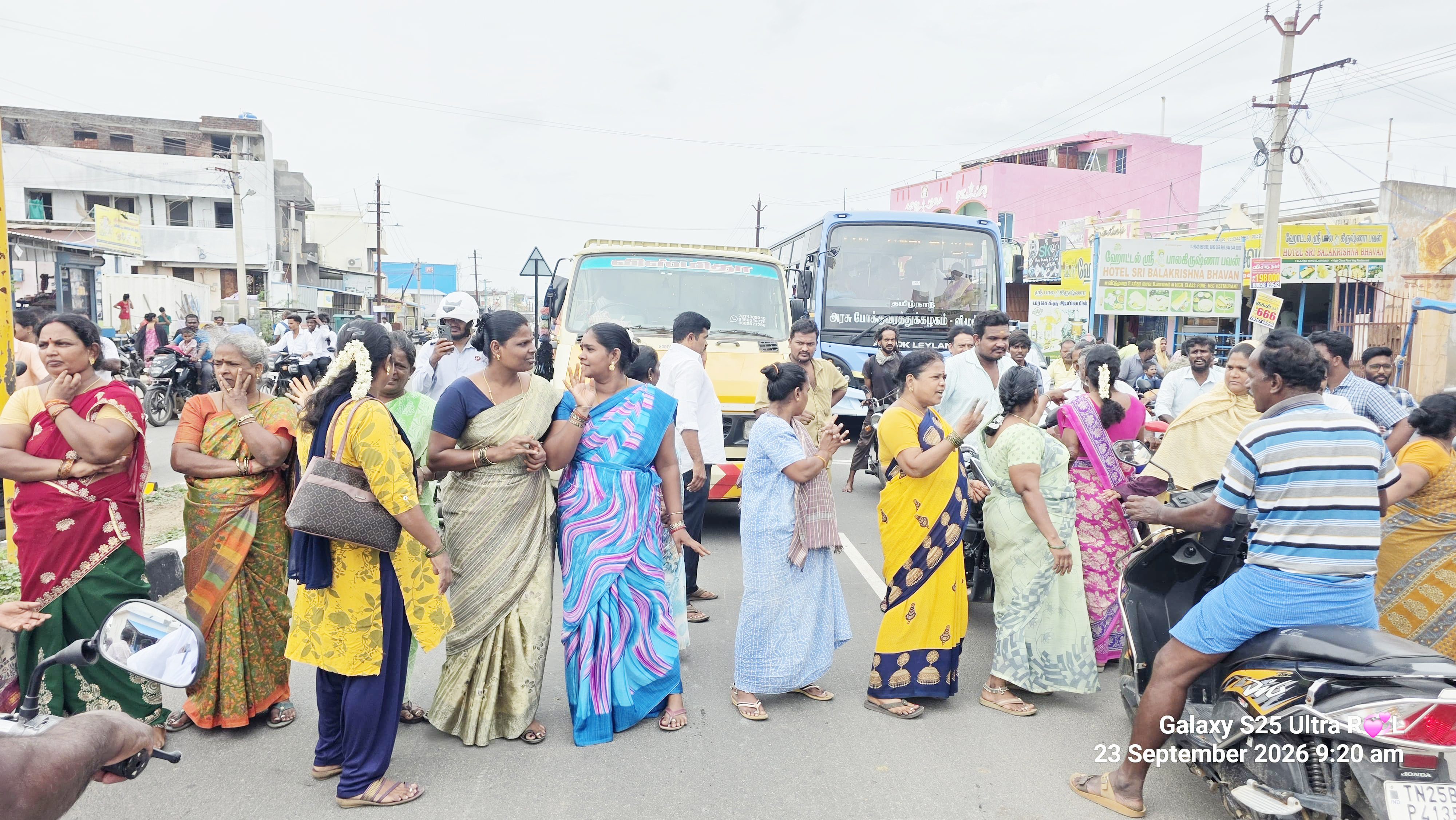 சாலையை சீரமைக்க கோரி மறியல்