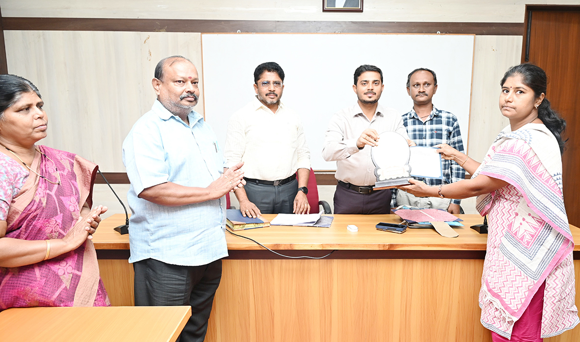 கோவை மாவட்ட ஆட்சியர் அலுவலகத்தில் வியாழனன்று
