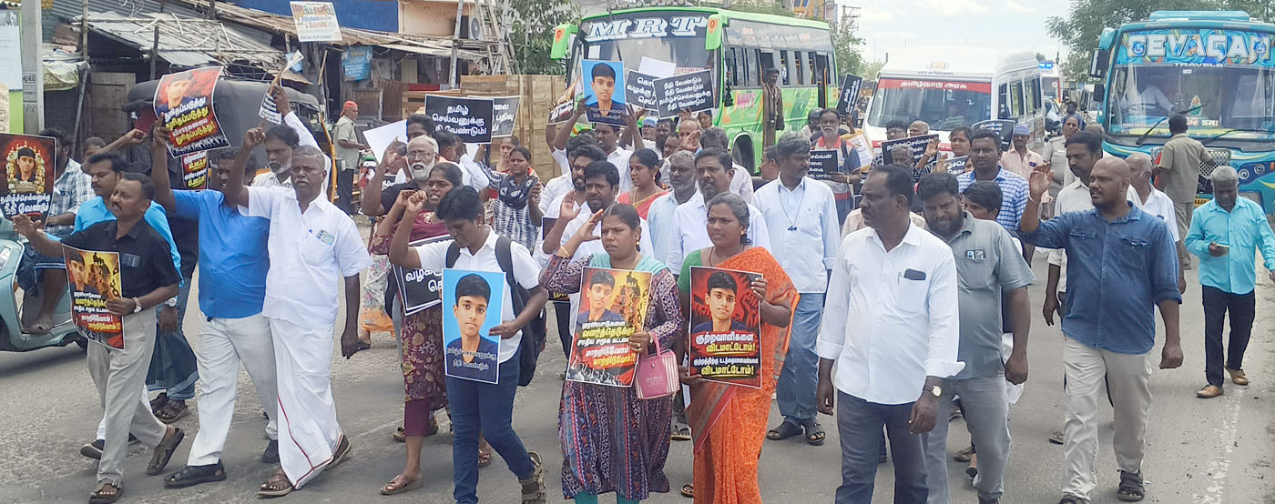 மாணவர் தமிழ்ச்செல்வன் வழக்கை கொலை வழக்காக மாற்றி சிபிசிஐடி விசாரணை நடத்த கோரிக்கை உடலை பெற்றுக் கொண்டும் போராட்டம் தொடரும்