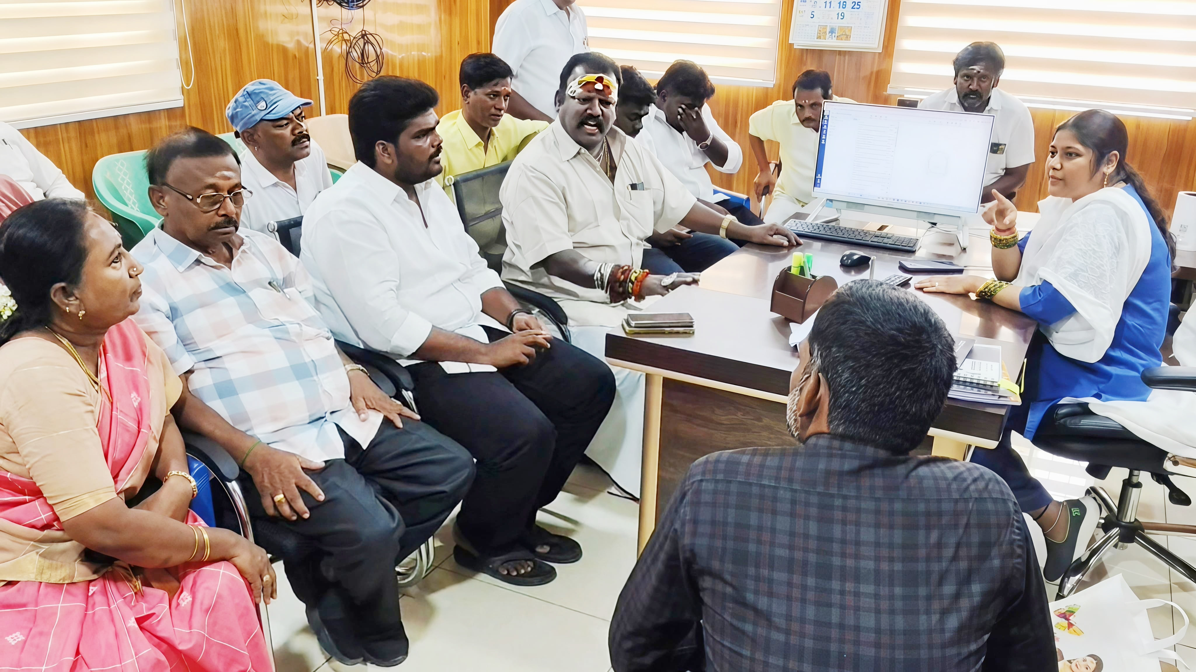 15 நாட்களாக குடிநீர் தட்டுப்பாடு நகராட்சி ஆணையரை முற்றுகையிட்ட நகர்மன்ற உறுப்பினர்கள்