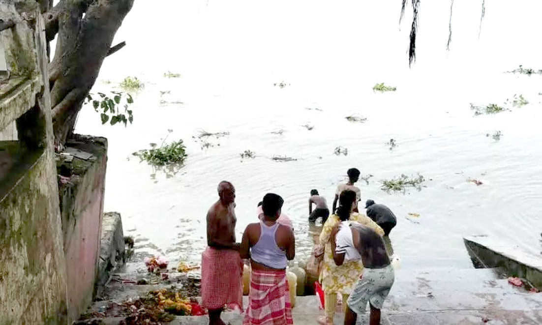 மேற்கு வங்க மாநிலம் ஜோதிநகர் காலனியில் பாஜகவிற்கு வாக்களிக்காததால் முஸ்லிம் மக்களுக்கு குடிநீர் நிறுத்தம்