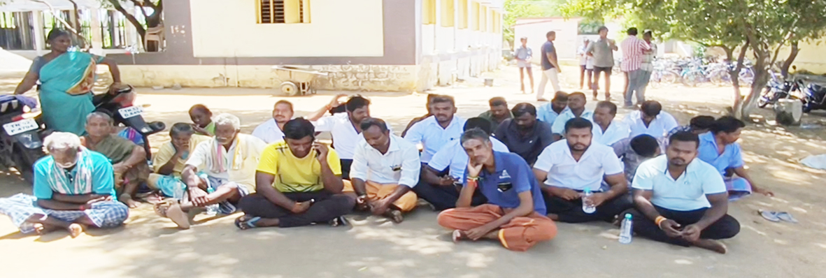 மாணவன் இறப்புக்கு நீதி கேட்டு, பள்ளி வளாகத்தில் தர்ணா!