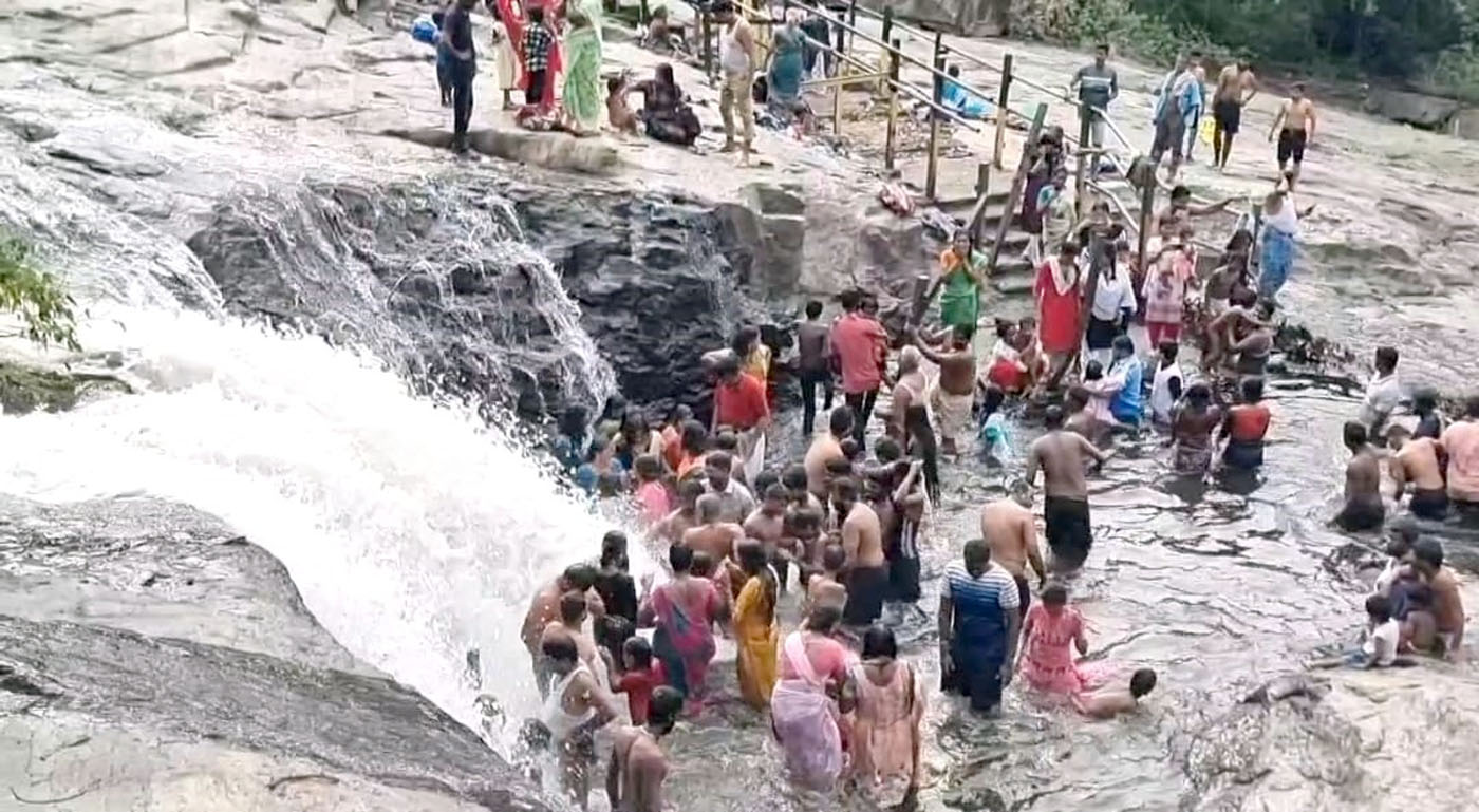 சுருளி, கும்பக்கரை அருவிகளில் ஆர்ப்பரிக்கும் வெள்ளம் விடுமுறை நாளில் சுற்றுலா பயணிகள் உற்சாகக் குளியல்