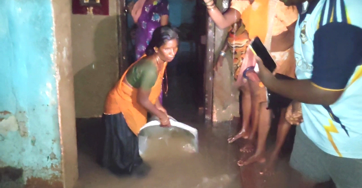 கள்ளக்குறிச்சி அருகே குளம் நிரம்பி குடியிருப்புகளுக்குள் புகுந்த வெள்ளம் 20க்கும் மேற்பட்ட வீடுகளில் பொருட்கள் சேதம்