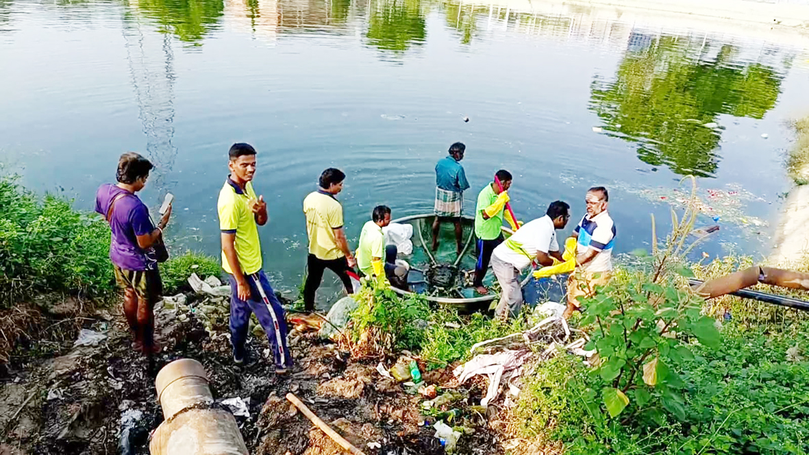 தெப்பக்குளத்தில் குப்பைகள் அகற்றும் பணி