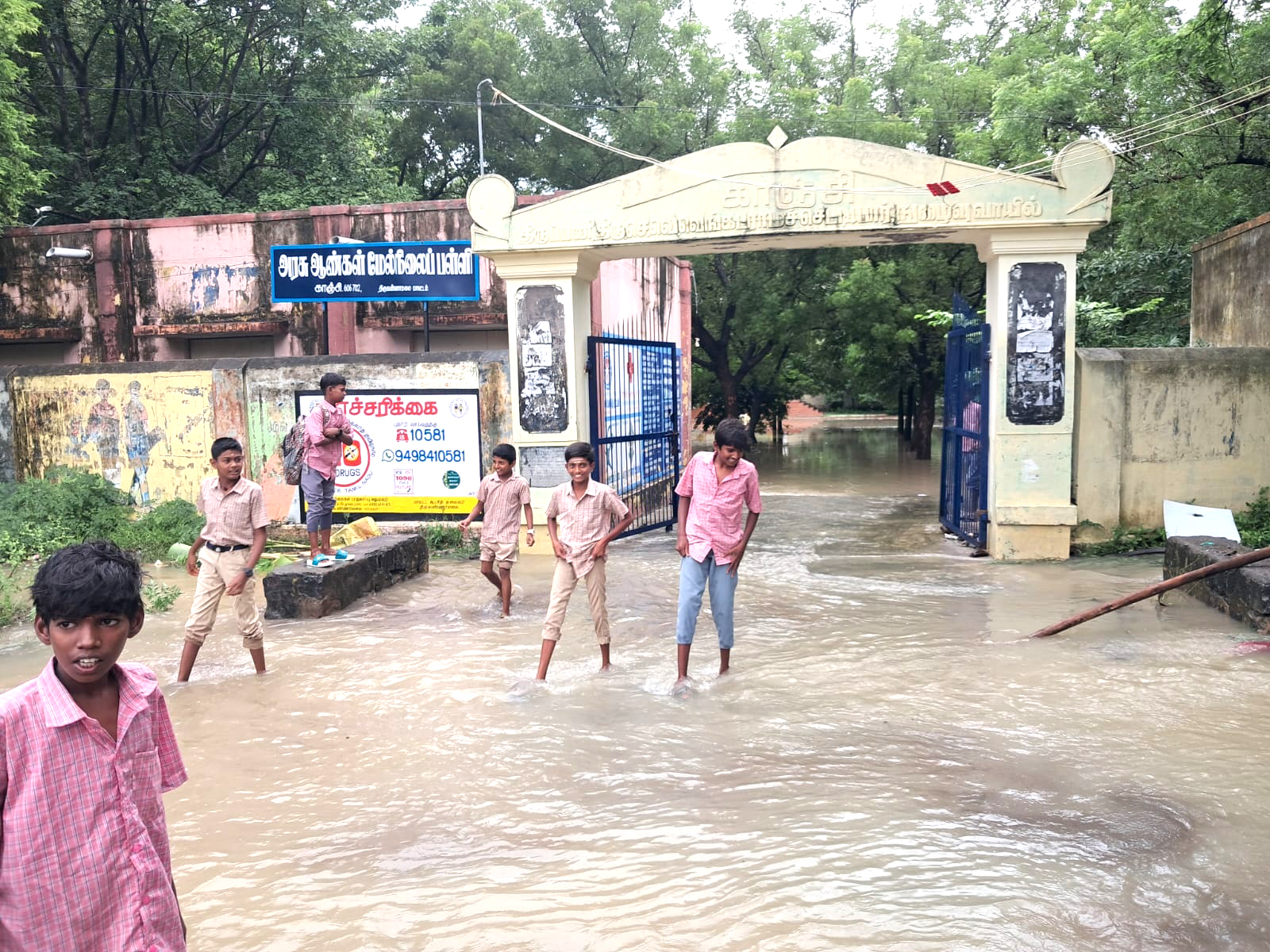 காஞ்சி அரசுப் பள்ளி வளாகத்தில் குளம்போல் தேங்கி நிற்கும் மழை நீர் மாவட்ட நிர்வாகம் நடவடிக்கை எடுக்க கோரிக்கை