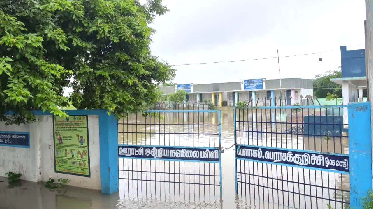 பள்ளிக்குள் வெள்ளம்