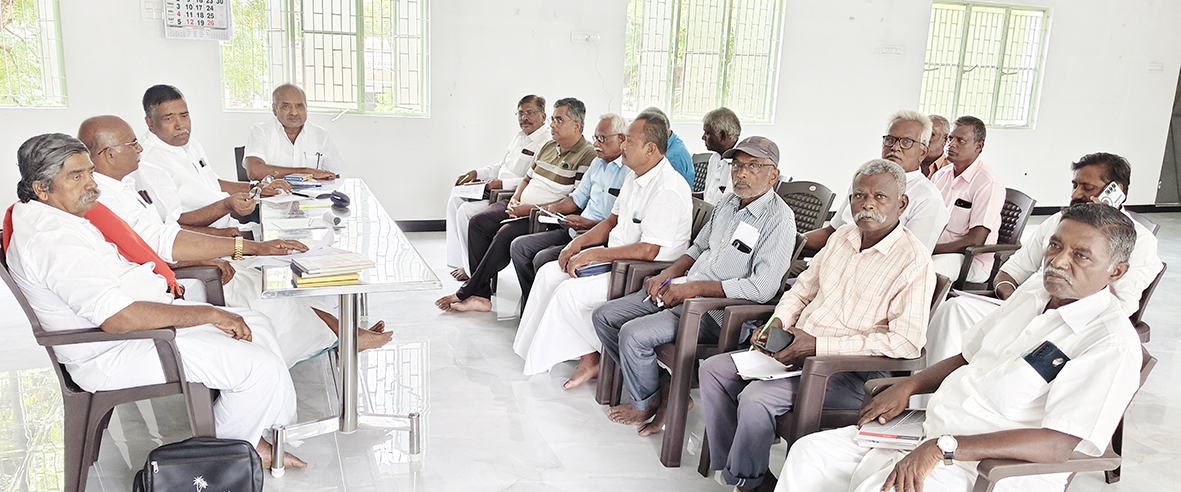 வறட்சியால் பாதிப்பு: இழப்பீடு வழங்க தென்னை விவசாயிகள் வலியுறுத்தல்