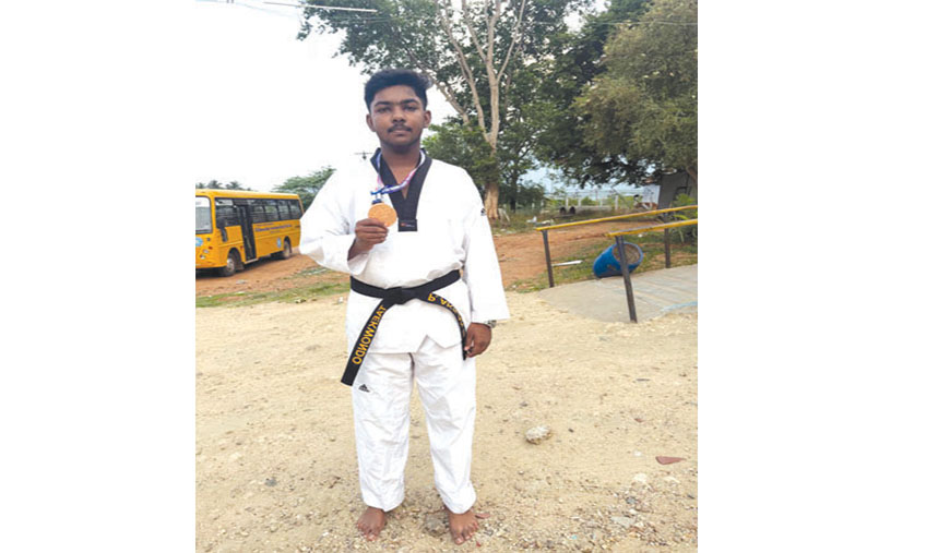 தேசிய அளவிலான டேக்வாண்டோ போட்டியில் திண்டுக்கல் மாணவருக்கு வெண்கலப் பதக்கம்