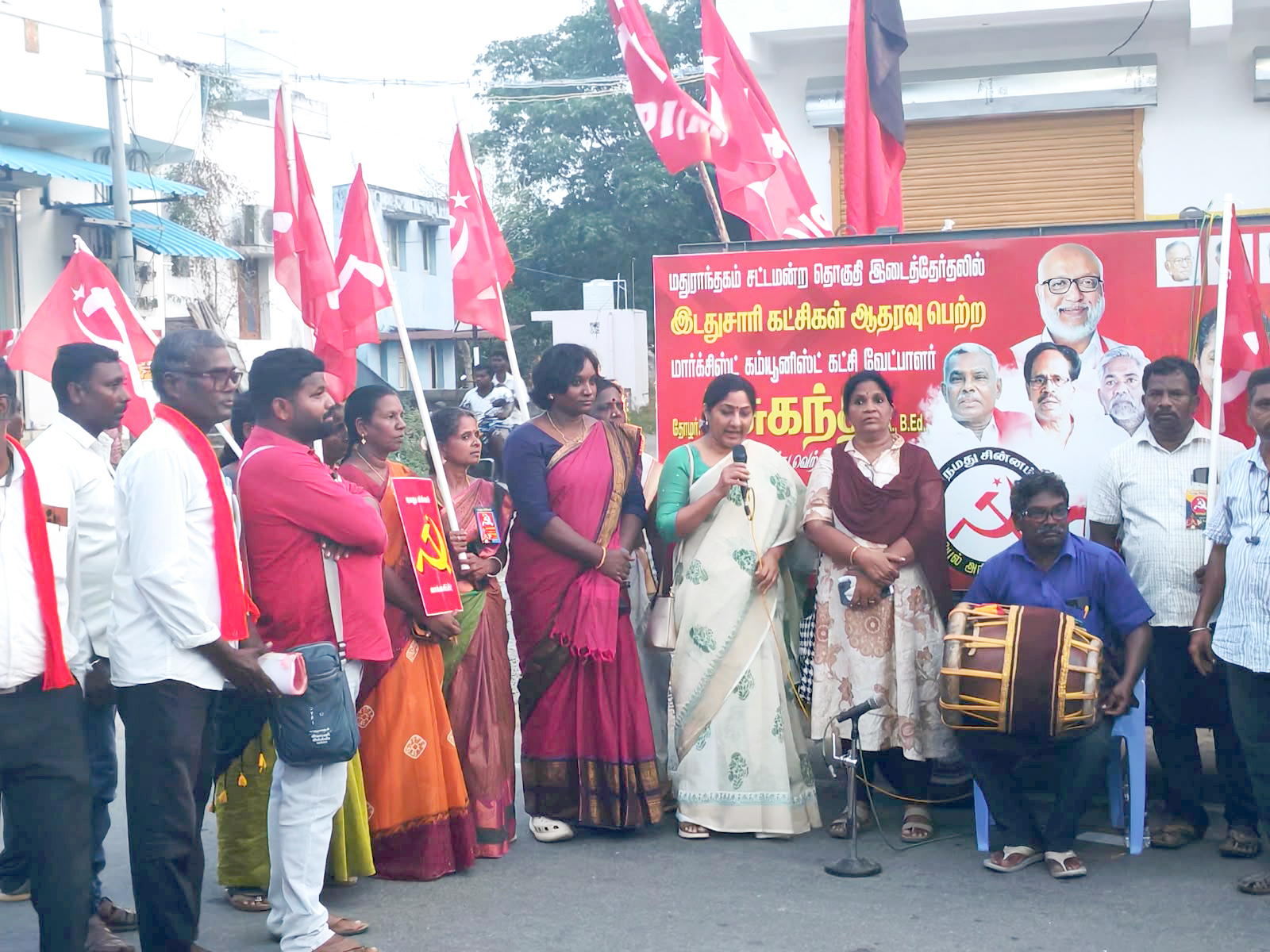 மக்களின் பிரச்சனைகளுக்காக குரல் கொடுப்பவர்களை சட்டமன்றத்திற்கு அனுப்ப வேண்டும் சுகந்தியை ஆதரித்து திரை கலைஞர் ரோகிணி பிரச்சாரம்